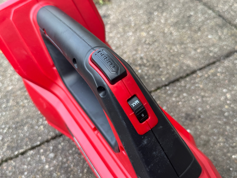 Detailansicht der Steuerelemente des getesteten Akku-Laubbläsers von Einhell.