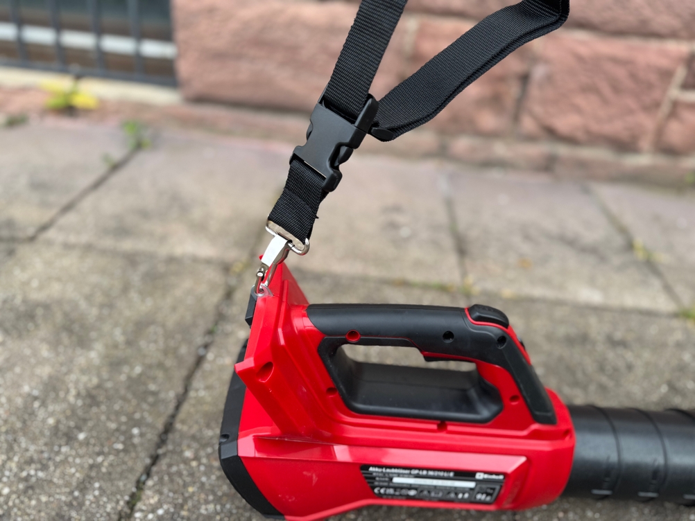 Tragegurt des getesteten Akku-Laubbläsers von Einhell.