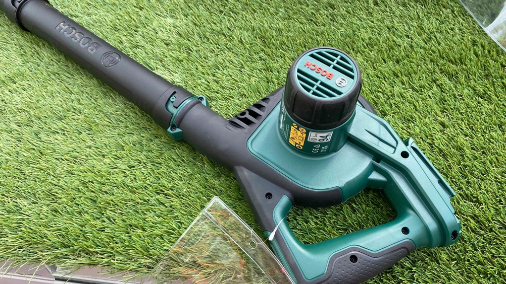 Getesteter Akku-Laubbläser befindet sich auf dem Rasen. 