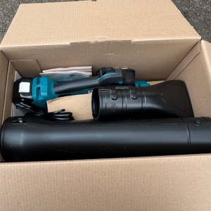 Der getestete Akku-Laubbläser von Makita im Karton.