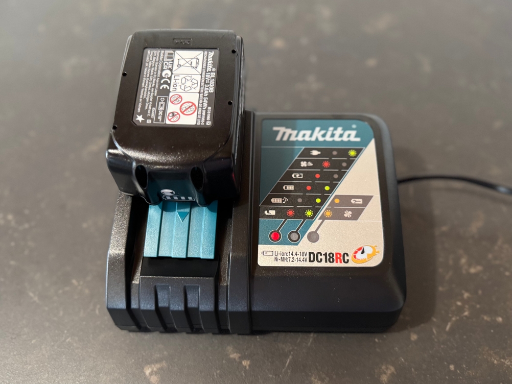 Akku und Ladegerät des getesteten Akku-Laubbläsers von Makita.