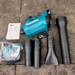 Lieferumfang des getesteten Akku-Laubbläsers von Makita.