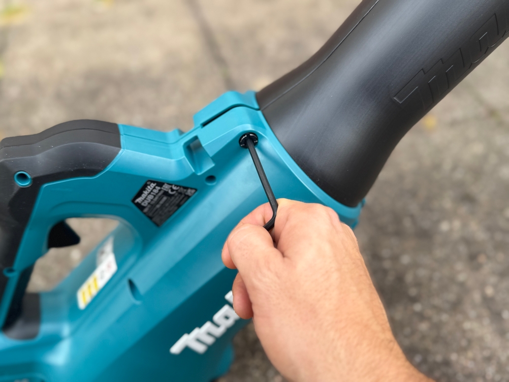 Eine Person montiert den getesteten Akku-Laubbläser von Makita.