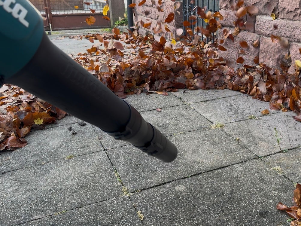 Makita-Akku-Laubbläser im Einsatz auf einer Terrasse