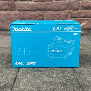 Der Karton des getesteten Akku-Laubbläsers von Makita.