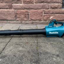 Der getestete Akku-Laubbläser von Makita.