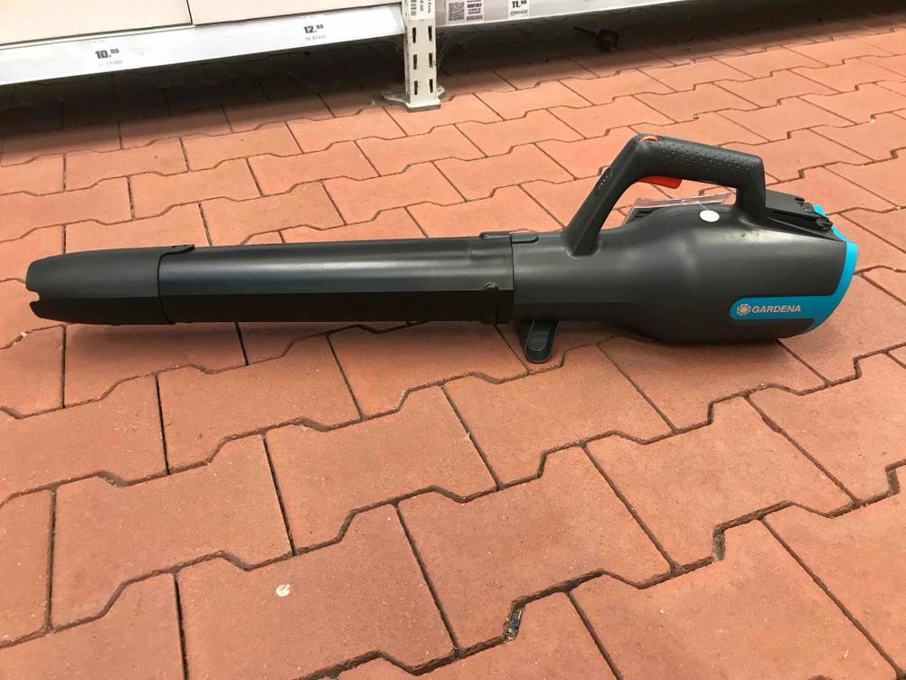 Akku-Laubbläser getestet: Ein Gerät liegt horizontal auf einer Steinfläche.