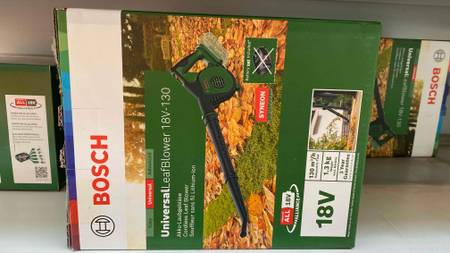 Akku-Laubbläser im Test: Akku-Laubbläser befindet sich in einer Verpackung. 