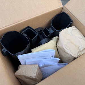 Der getestete Einhell-Akku-Laubsauger wird ausgepackt.