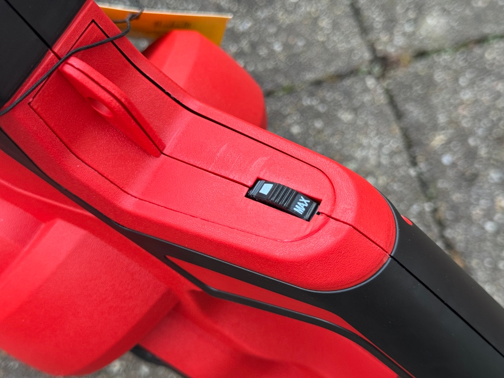 Detailansicht des Reglers des getesteten Akku-Laubsaugers von Einhell.