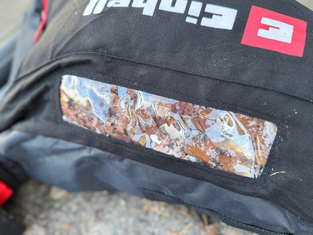 Detailansicht des Sichtfensters im Fangsack des getesteten Akku-Laubsaugers von Einhell.