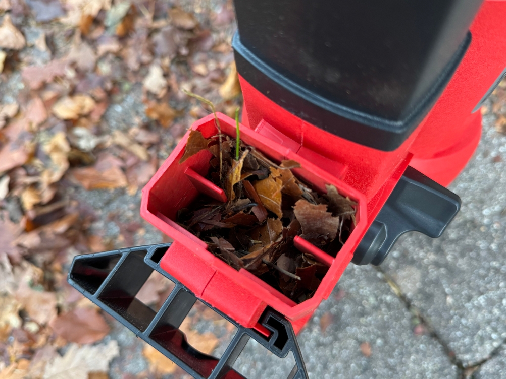 Detailansicht des Luftrohrs des getesteten Akku-Laubsaugers von Einhell.