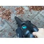 Der Gardena-Laubsauger im Einsatz.