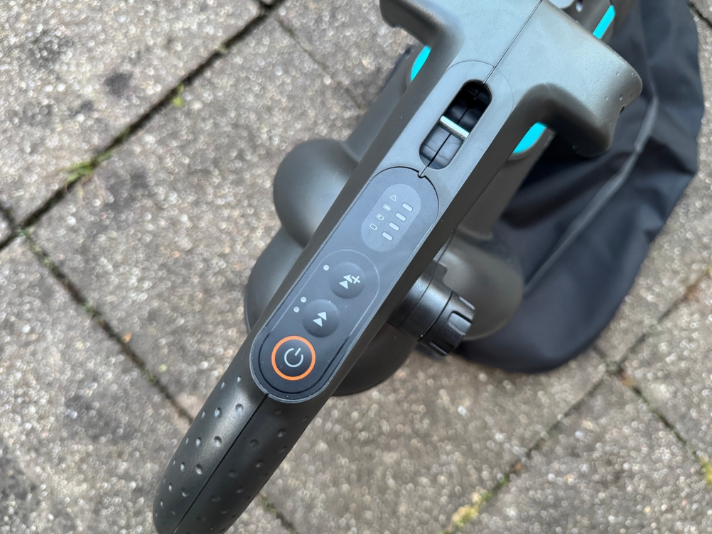 Detailansicht des Bedienelements des getesteten Gardena-Akku-Laubsaugers.
