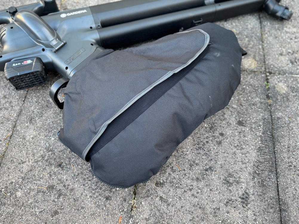 Gefüllter Fangsack eines Gardena-Akkusaugers in Nahaufnahme.