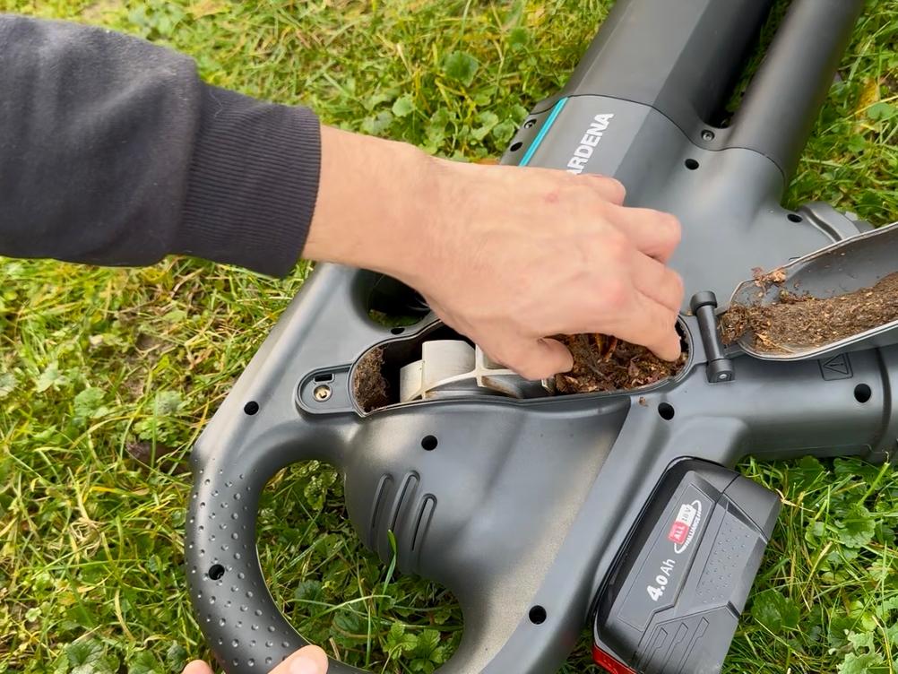Der getestete Akku-Laubsauger von Gardena wird gereinigt.