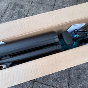 Der getestete Makita-Akku-Laubsauger wird ausgepackt.