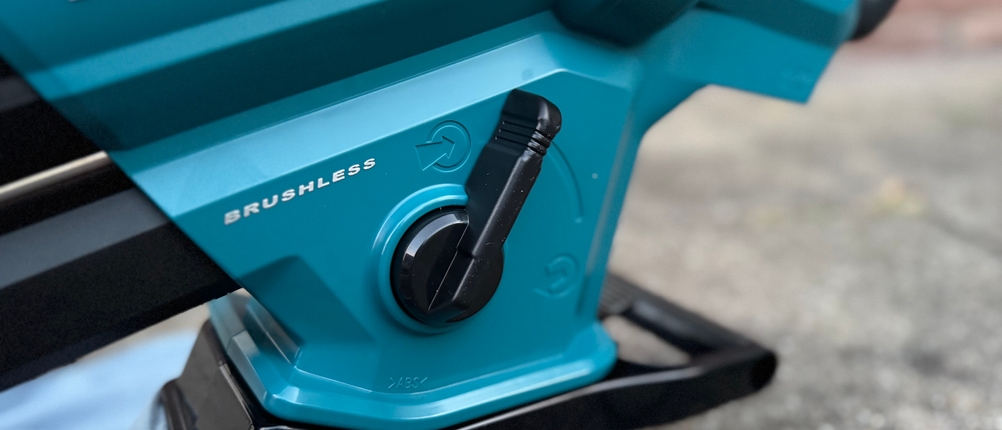 Detailansicht des Schalters des getesteten Akku-Laubsaugers von Makita.