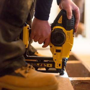 Ob Fußleisten, Boden oder Holzpaneelen; mit einem Akku-Nagler befestigen Sie alles problemlos.