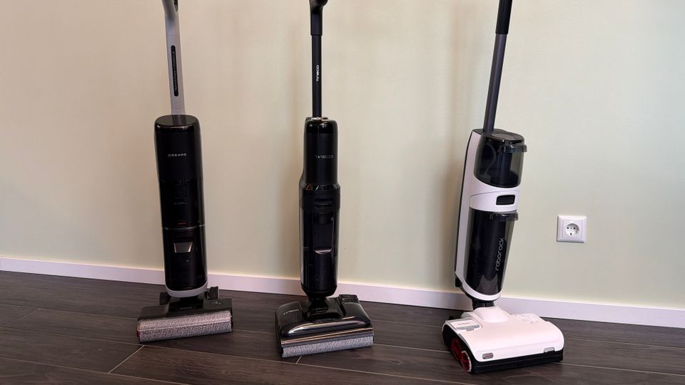 Drei Akku-Nass-Trockensauger stehen nebeneinander auf einem Fliesenboden