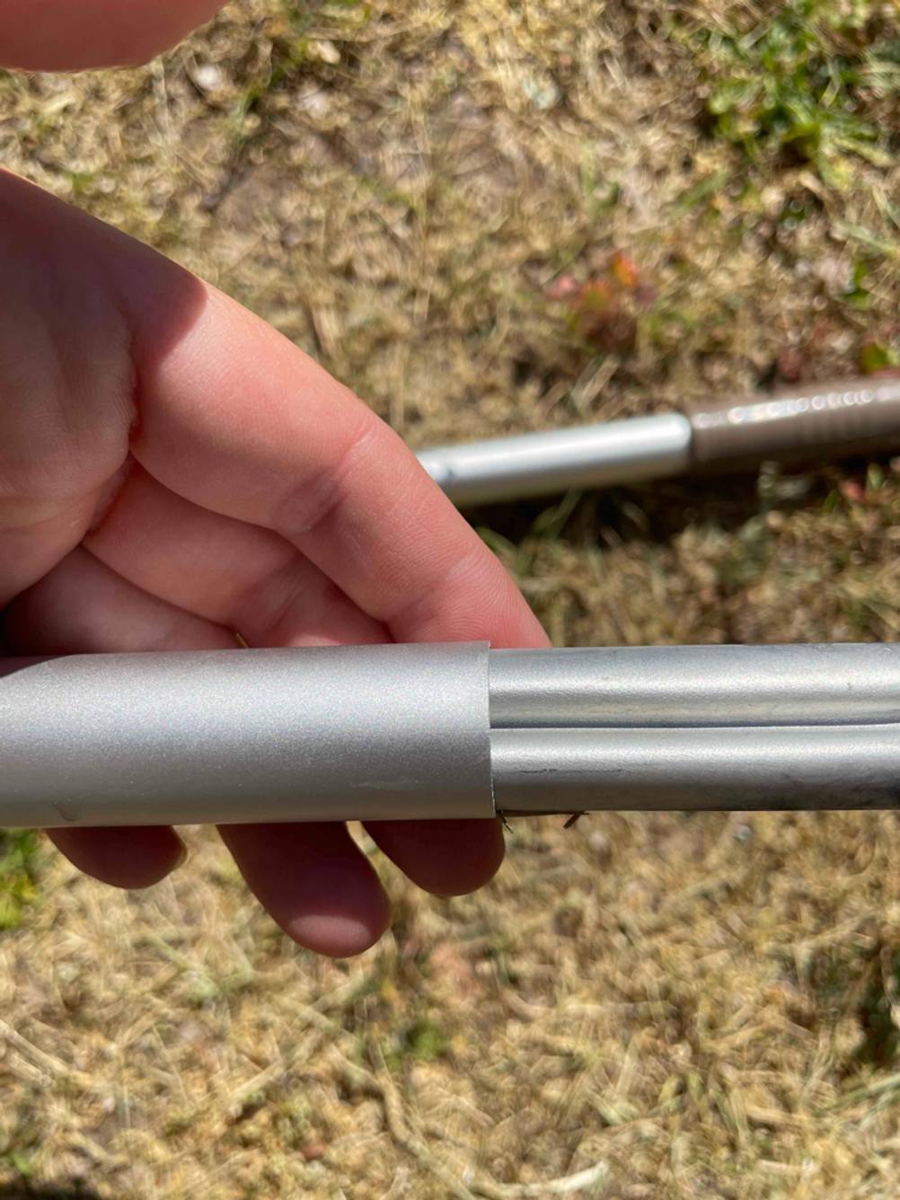 Im Test: Nahaufnahme der Verbindungsstücks eines Akku-Poolsaugers von einer Hand gehalten.