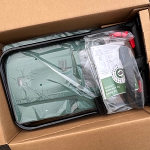 Der getestete Akku-Rasenmäher von Bosch im Karton.