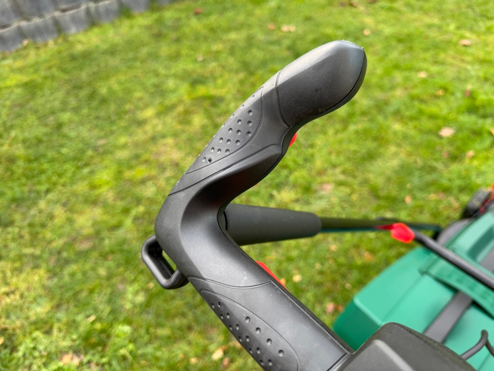 Detailansicht der Griffe des getesteten Akku-Rasenmähers von Bosch.