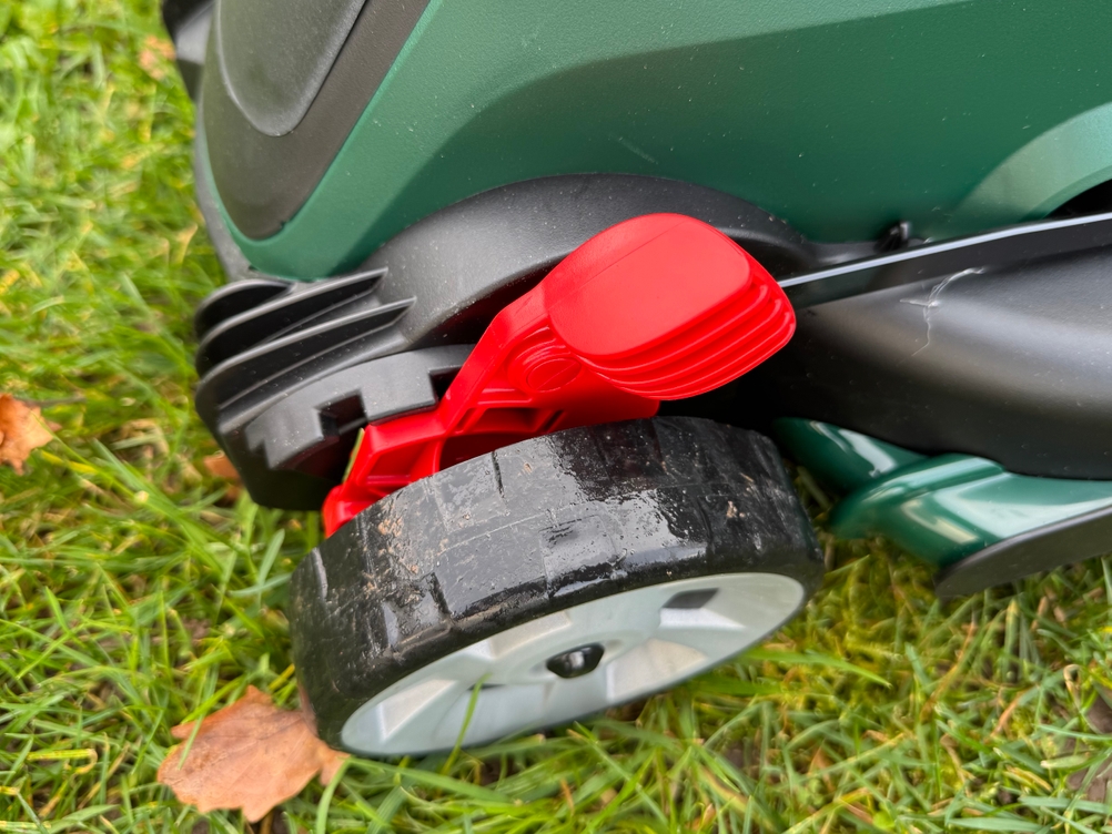 Detailansicht der Schnitthöhenverstellung des getesteten Akku-Rasenmähers von Bosch.