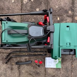 Lieferumfang des getesteten Akku-Rasenmähers von Bosch.