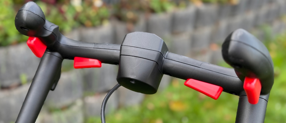 Detailansicht des Startmechanismus des getesteten Akku-Rasenmähers von Bosch.