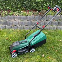 Getesteter Rasenmäher von Bosch auf einem Rasen.