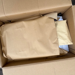 Der getestete Akku-Rasenmäher von Einhell im Karton.