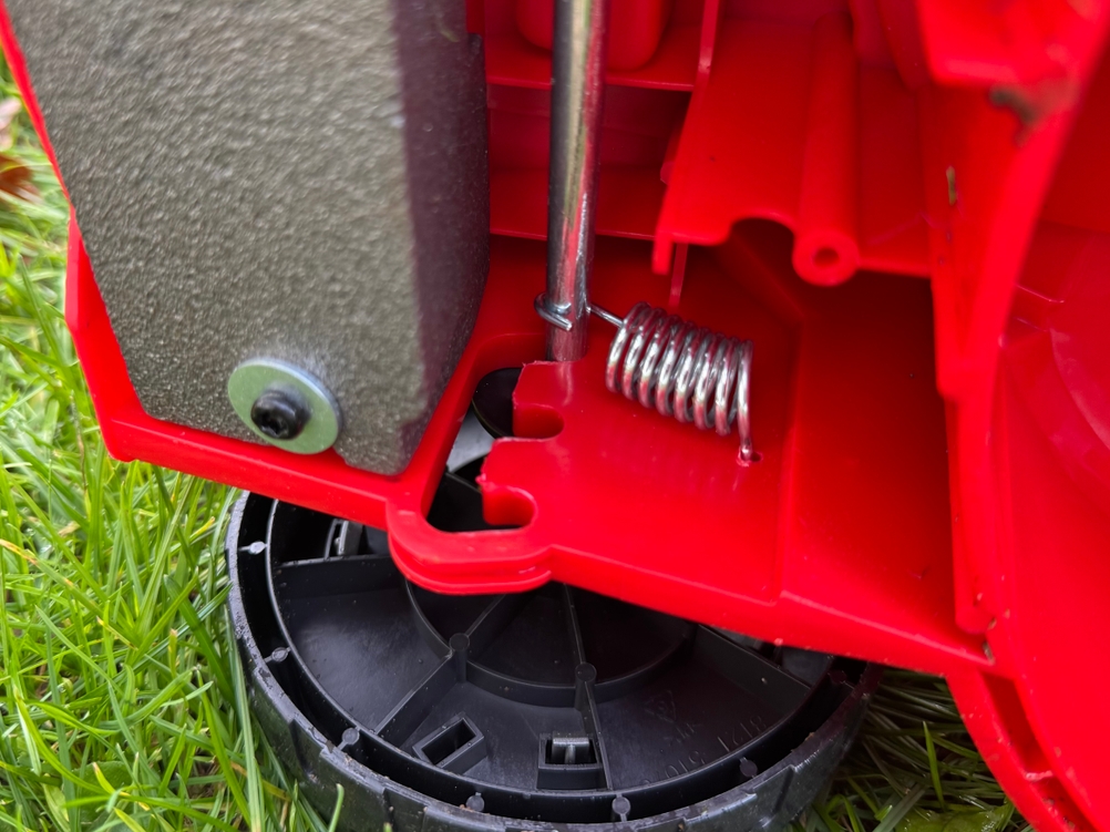 Detailansicht der Schnitthöhenverstellung des getesteten Akku-Rasenmähers von Einhell.