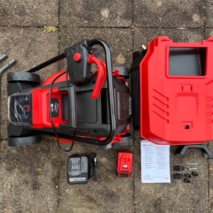 Lieferumfang des getesteten Akku-Rasenmähers von Einhell.