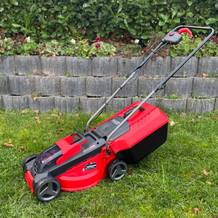 Getesteter Rasenmäher von Einhell auf einem Rasen.