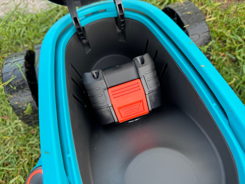 Detailansicht des Akkus des getesteten Akku-Rasenmähers von Gardena.