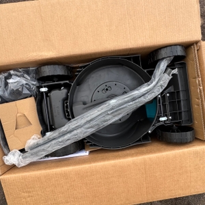 Der getestete Akku-Rasenmäher von Gardena im Karton.