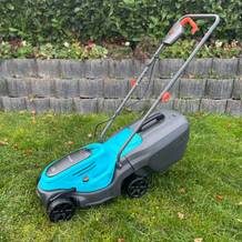 Getesteter Rasenmäher von Gardena auf einem Rasen.