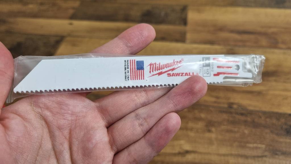 Das Sägeblatt einer Akku-Säbelsäge lässt sich ohne zusätzliches Werkzeug wechseln.