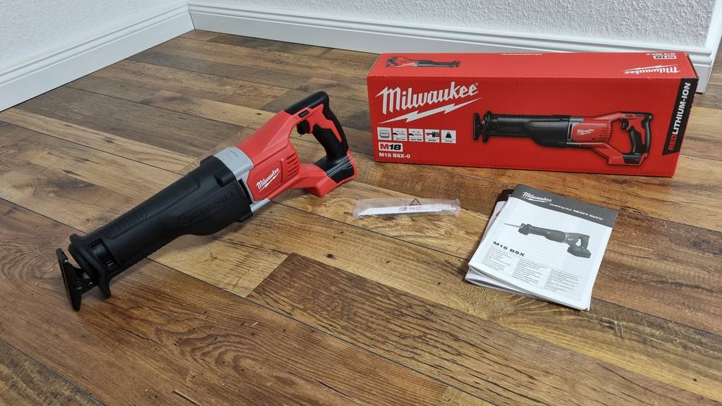Auf dem Bild: die Akku-Säbelsäge M18 BSX-402C der Marke Milwaukee inklusive Sägeblatt.