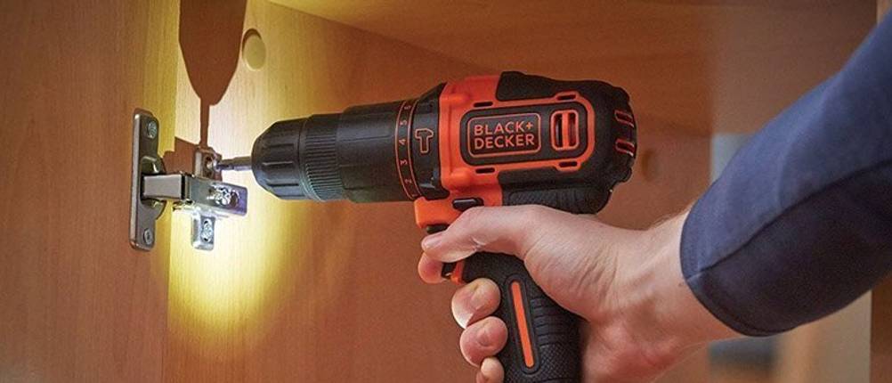 Black+Decker Akku-Schlagbohrschrauber mit Arbeitslampe im Einsatz