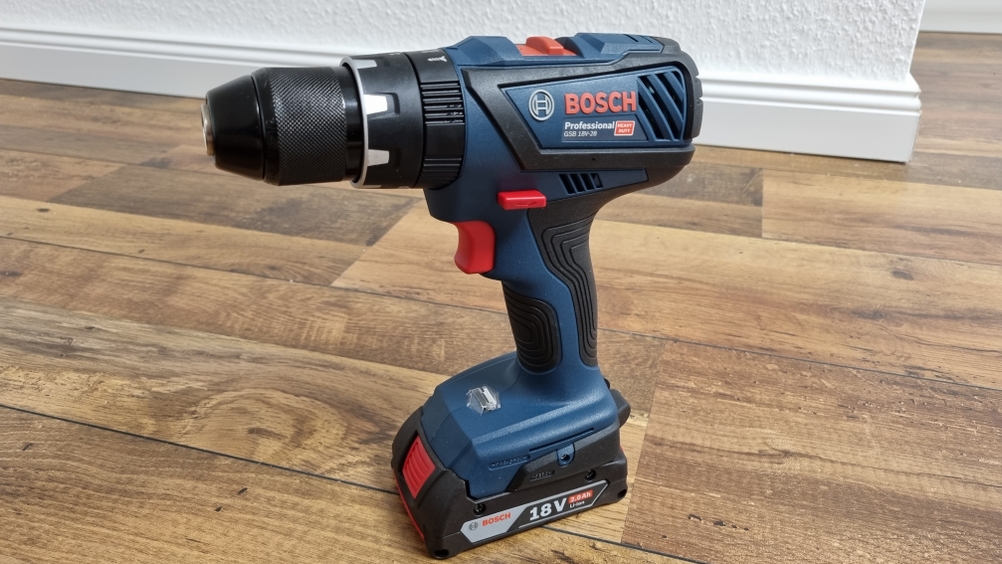 Akku-Schlagbohrschrauber Bosch Professional GSB 18 V steht auf dem Boden