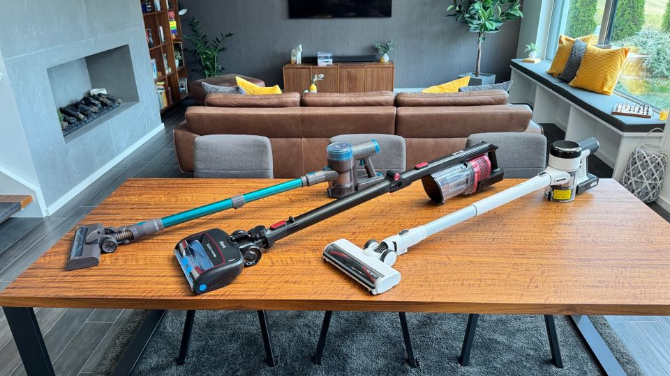 Alle drei Staubsauger für Tierhaare liegen nebeneinander auf einem Tisch