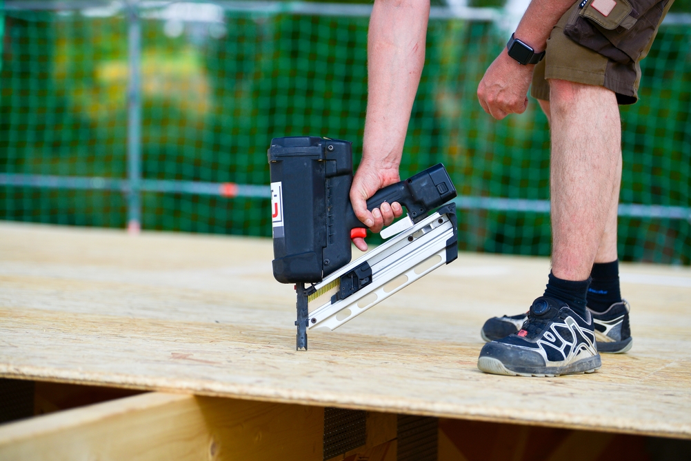 Dach- oder Wandpaneele werden mit einem Akku-Tacker sicher befestigt.