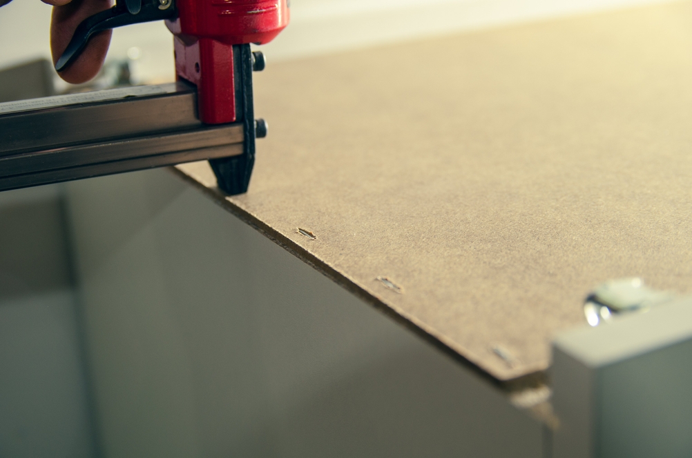 Akku-Tacker Test: Ein Tacker wird zur Befestigung eingesetzt.