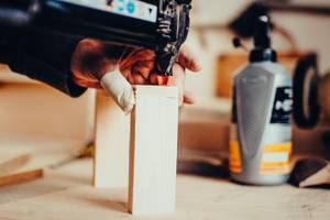 Das Bauen von Möbeln und Dekorationen ist mit einem Akku-Tacker in handumdrehen erledugt.