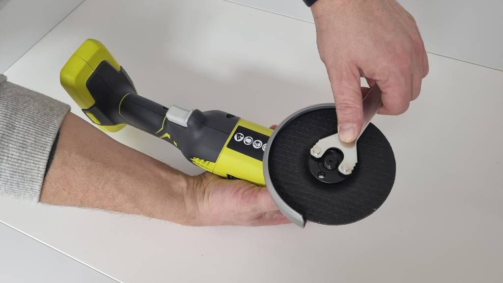 Trennscheibenwechsel beim Modell R18AG-0 der Marke Ryobi.