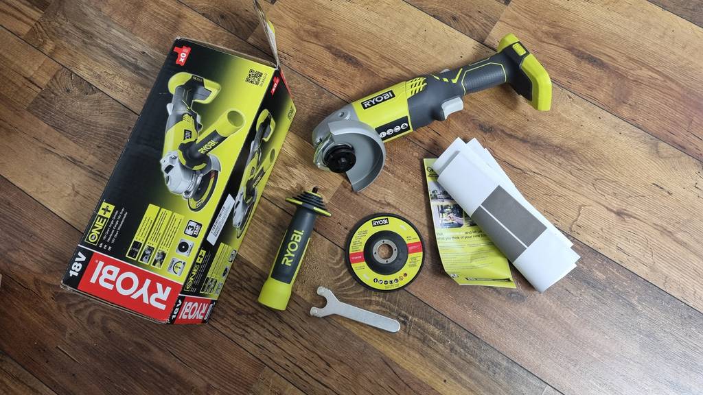 Auf dem Bild: der Akku-Winkelschleifer R18AG-0 Ryobi inklusive Zubehör.