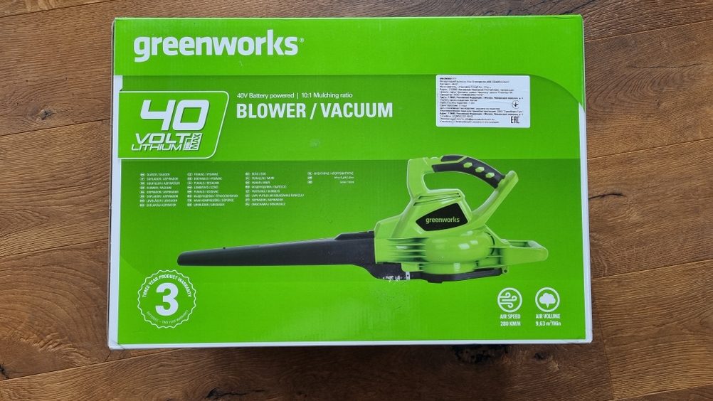 Getesteter Greenworks-Akkulaubsauger in einer Verpackung.