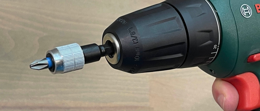 Der Bosch EasyDrill 1200 zeigt das Schnellspannbohrfutter mit eingesetztem Bit im Detail. Die Nahaufnahme verdeutlicht die werkzeuglose Bitaufnahme des Akkuschraubers.